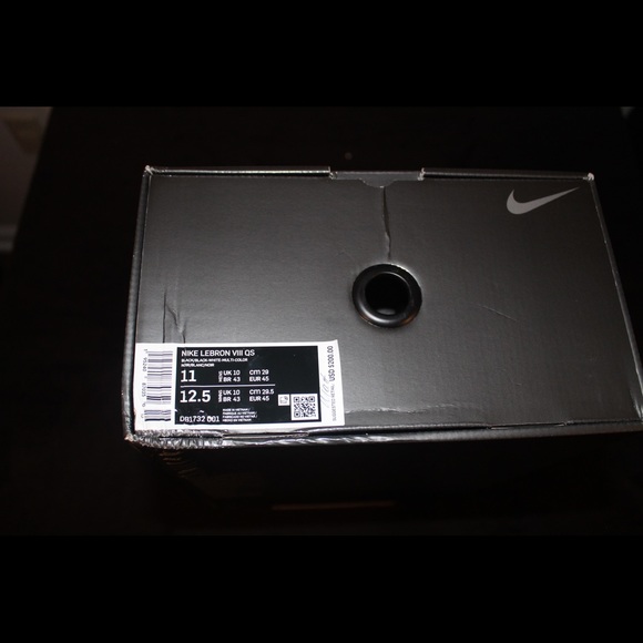 Lebron very limited looney tune main image 4
